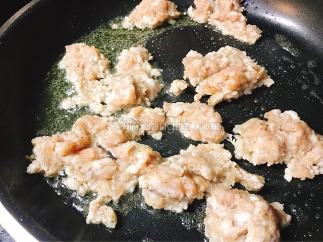 大火快炒猪肉糜成小粒。