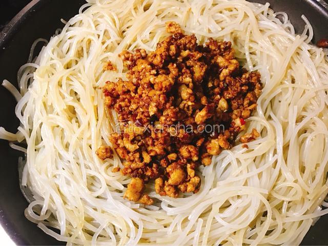 加入猪肉糜，翻炒均匀。