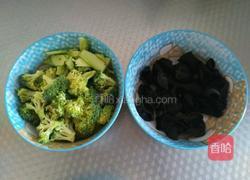 西兰花拌木耳的做法图解2