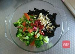 西兰花拌木耳的做法图解5