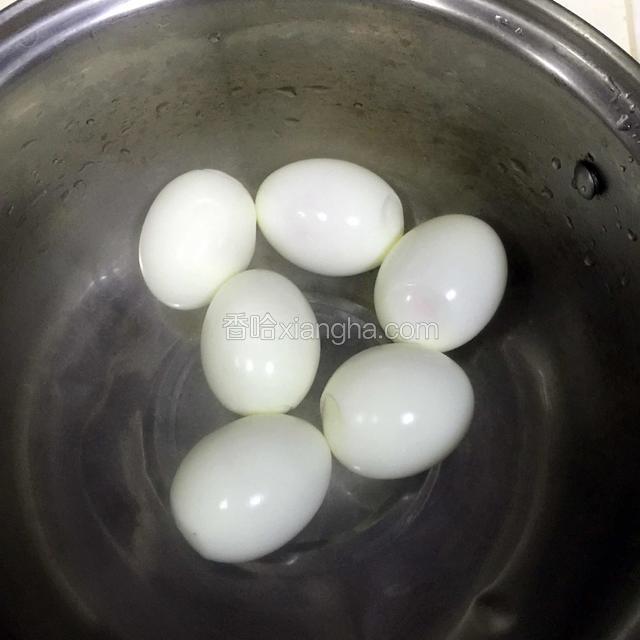 把鸡蛋煮熟，剥掉壳。