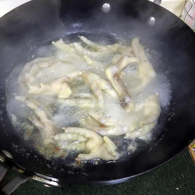 把鸡爪和鸭爪洗干净，冷水下锅，加入少许花椒和料酒，接着把水烧开，完全排出爪子内的血水。