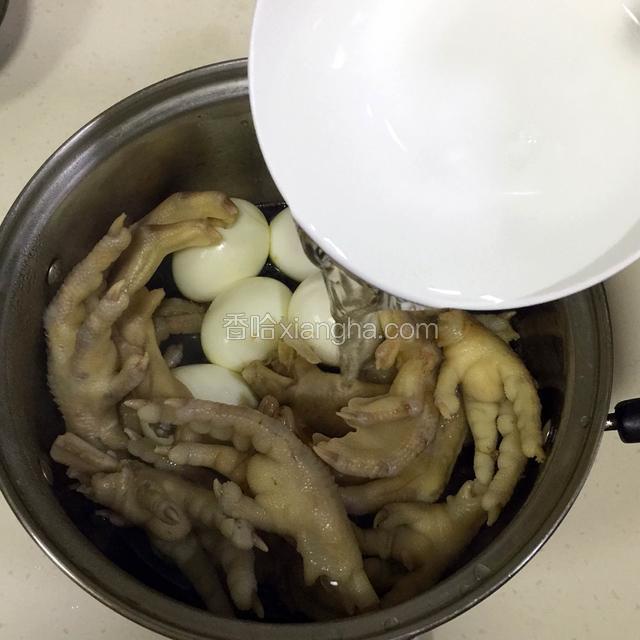 倒入450克的清水。