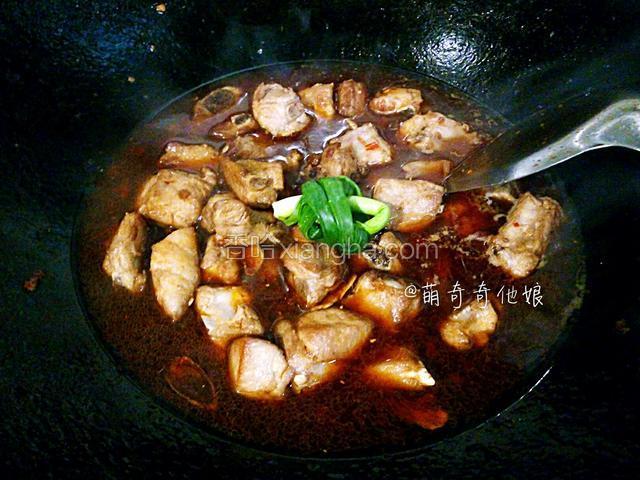 倒入热水或冷水没过排骨2/3左右，放入葱结。