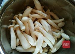 五花肉炒海鲜菇的做法图解2