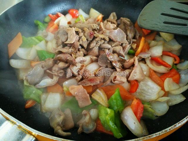 倒入鸭杂，并调入半勺盐和三勺糖。将盐和糖尽量撒在蔬菜上，翻炒片刻后，调入适量生抽。
