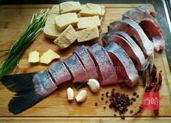 冻豆腐炖鱼的做法图解1