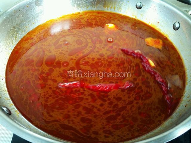 加入足量的清水，清水要没过鱼和豆腐的体积。