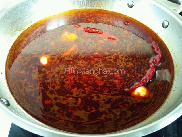 加入适量老抽，少许生抽和适量料酒，大火烧开转小火，熬煮十分钟左右。