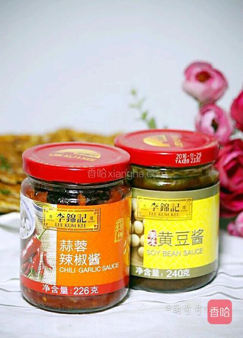 酱料中用到的蒜蓉辣椒酱和黄豆酱均是李锦记的。
