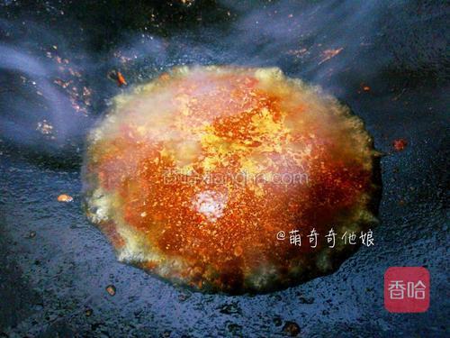 倒入小半碗清水，转大火煮开。