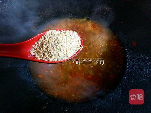 加入一汤匙芝麻粉搅匀。