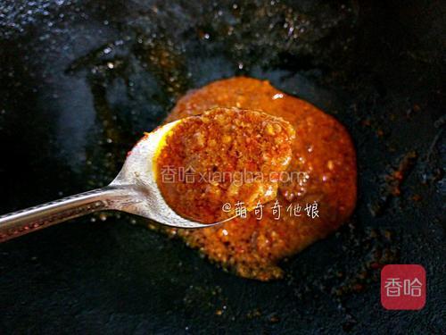 中小火熬至汤汁浓稠，像稀粥的状态即可。注意熬好的酱料不要太干，不好刷到饼皮上，太干口感也不好。<br/>熬好的酱料可以装在干净的玻璃容器里，没用完的酱料可以用来炒菜拌面非常好吃，所以可以一次性多熬煮点，密封保存即可。