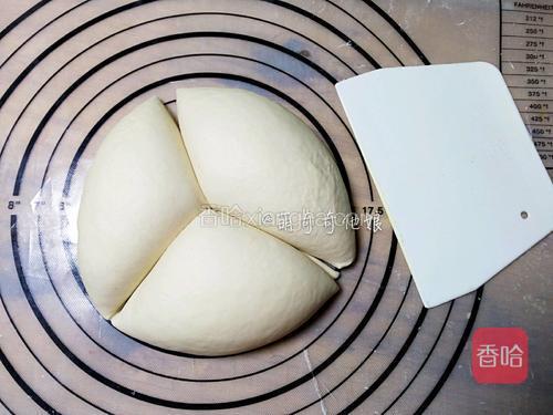 醒好的面团分成3份。