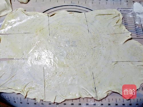 再用刀划八刀，如图。
