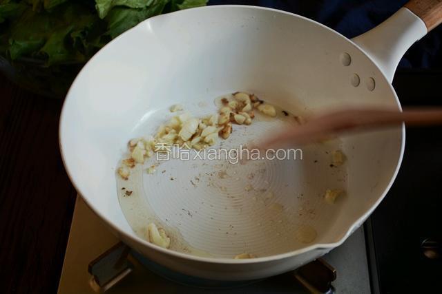 将蒜茸炒至微黄。