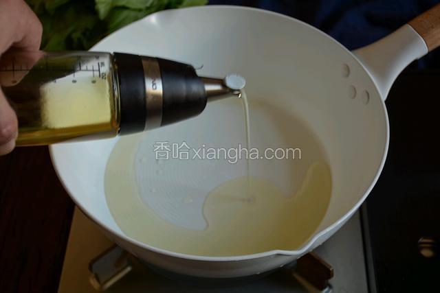 炒锅烧热加入适量的油。