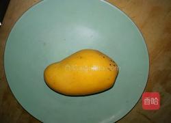 芒果草莓果拼的做法图解1