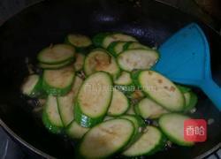 鱼卜炒翠玉瓜的做法图解3