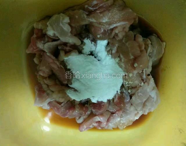瘦肉切片用李锦记天成一味酱油生粉腌一下