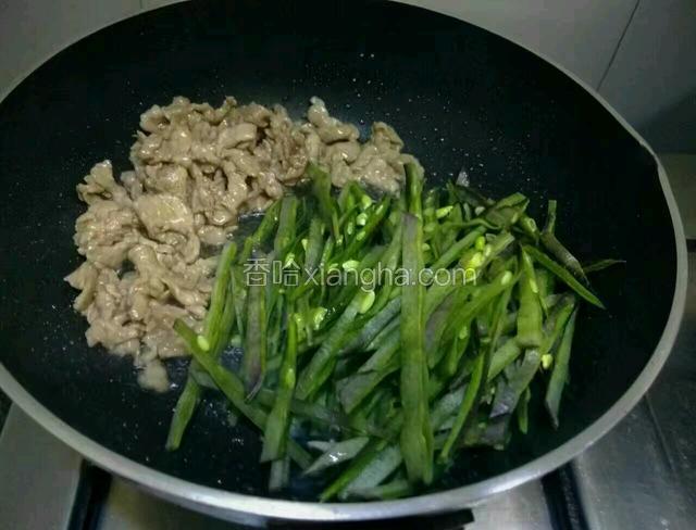 看瘦肉变色推到一边，下眉豆入锅翻炒