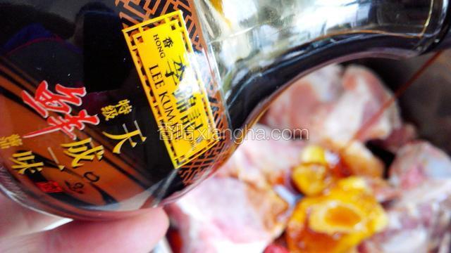 加入适量“李锦记天成一味特级鲜酱油”