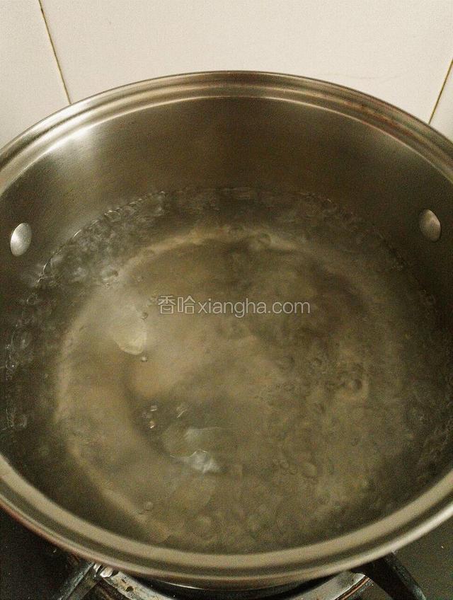 锅里放水烧开，加入少许食用油、盐