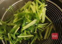 凉拌香芹的做法图解3
