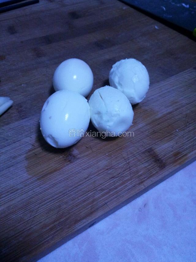 小心的把鸡蛋皮剥掉，在上面划几道小口，我自己做的不好，剥的惨不忍睹，