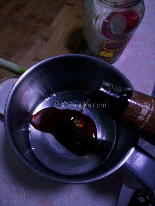 锅内加入适量李锦记卤水汁