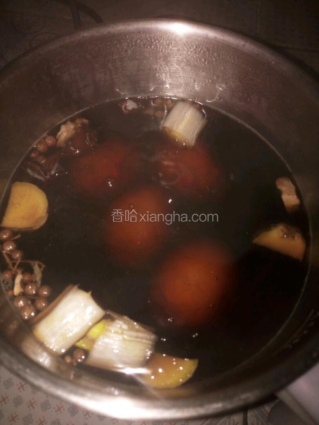 煮开后再把鸡蛋放入汤内继续煮，大约煮四五分钟就好了，然后就把鸡蛋泡在里面等第二天就可以吃了。