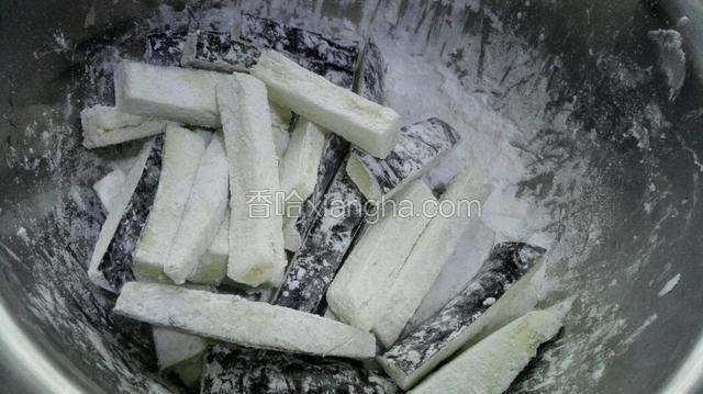 均匀裹上淀粉！