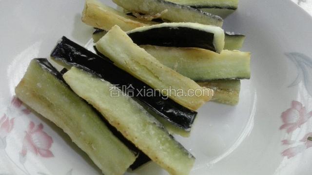 茄子炸至两面金黄捞出！