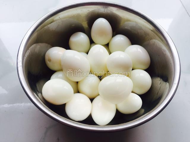鹌鹑蛋煮熟后去皮擦干水份。