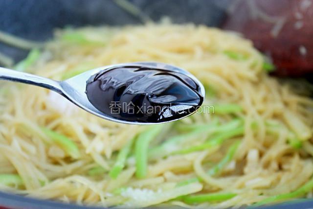 再放一勺李锦记旧庄蚝油。