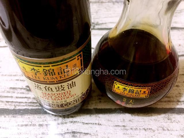 准备好李锦记天成一味特级鲜酱油、李锦记蒸鱼豉油