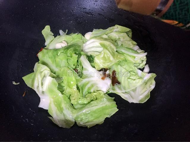加入李锦记蒸鱼豉油、李锦记天成一味特级鲜酱油翻炒均匀即可出锅。