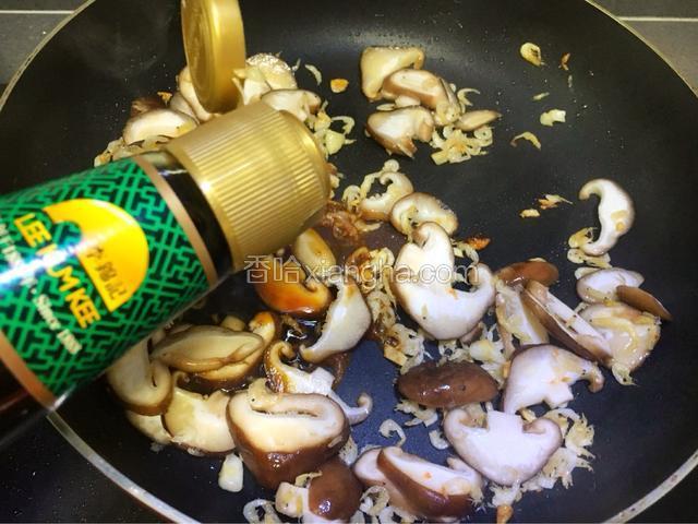 然后加入香菇炒一分钟后，加入蒸鱼豉油和蚝油翻炒均匀，（香菇吸水，可加入少许清水翻炒均匀）