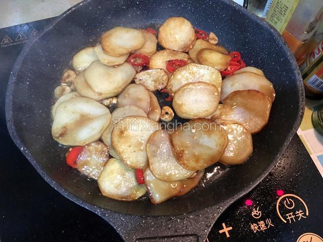 加少许清水进行翻炒