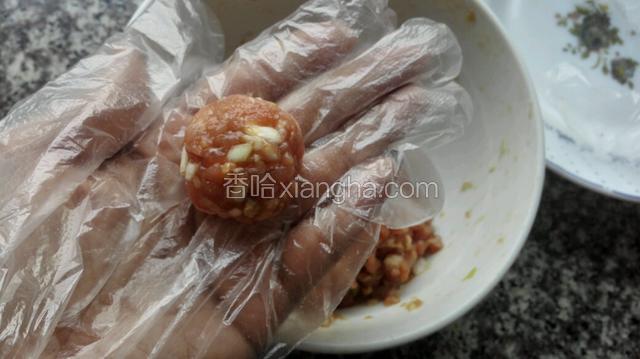肉馅在两手之间来回团几下就团圆了！