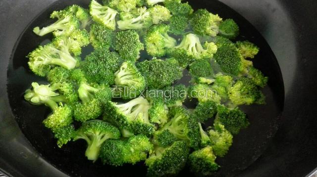 西蓝花清水焯熟摆盘用！