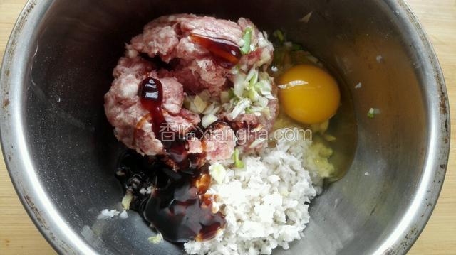 肉馅放入葱姜末，藕末，李锦记耗油，李锦记天成一味鲜，少许盐，鸡蛋太大的话放半个，将肉馅顺一个方向搅拌上劲能成团，团成自己需要的大小！
