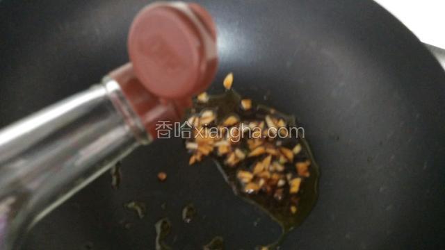 锅中热油，把碗中调料倒油里，加入料酒
