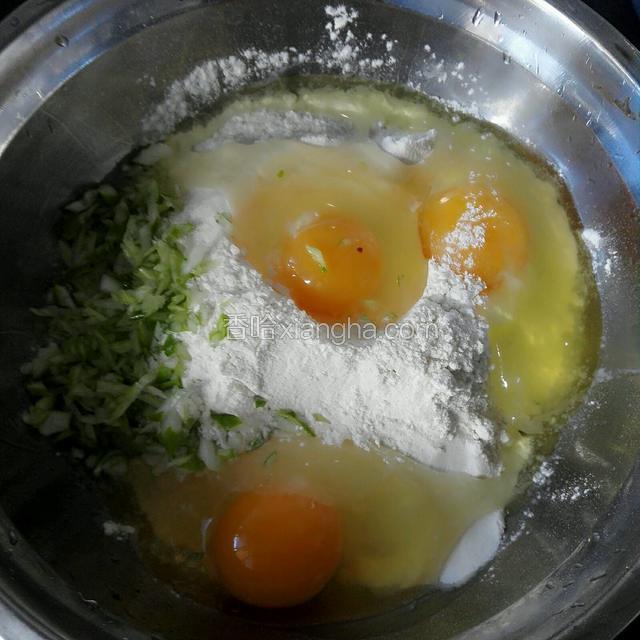 鸡蛋打到面粉盆里，葱花同时放里