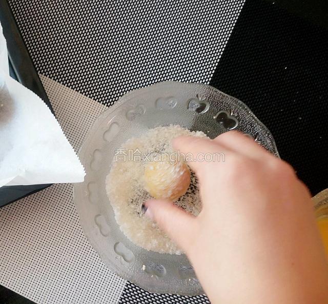 再裹满椰蓉，用食指稍微压扁。