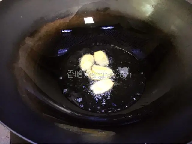 锅中加入适量油先把姜片爆香。