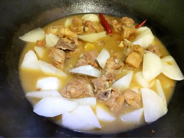排骨快炖好时加入萝卜继续炖20分钟左右。加入酱油调色提鲜。