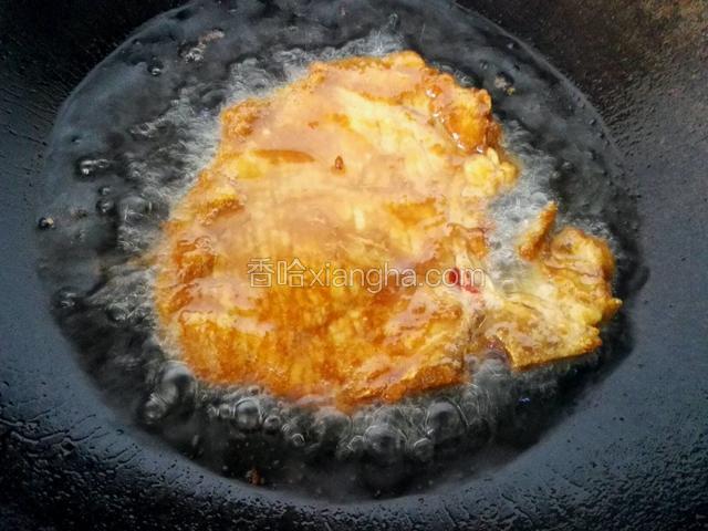 锅内油锅烧热把腌制好的大排放入煎一下