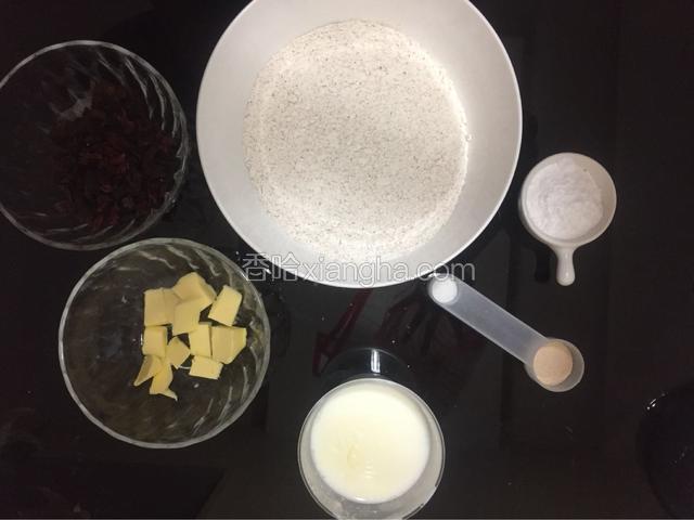 准备所有食材。并将所有食材除了黄油和蔓越莓葡萄干之外所有的材料加到进行和面。