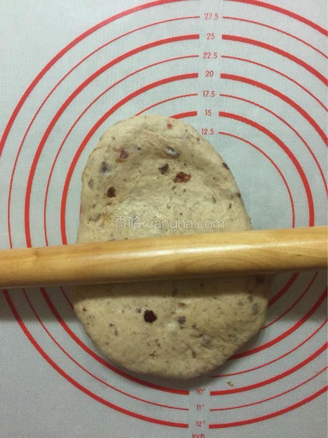 将发酵好的面团拿出来排气。排气还是蛮有意思的一件事。将一个个小气孔都消灭掉。